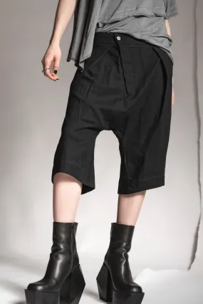 eigensinnig wien | Goethe | Designer Bermuda Shorts mit Bundfalten in Schwarz