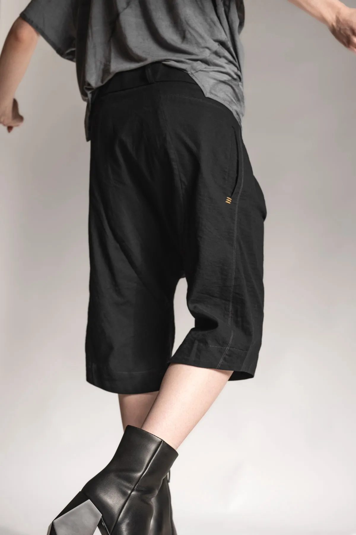 eigensinnig wien | Goethe | Designer Bermuda Shorts mit Bundfalten in Schwarz